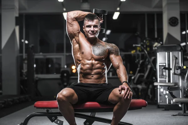 Yakışıklı Güçlü Vücut Geliştirmeci Atletik Erkek Kasları Egzersiz Vücut Geliştirme — Stok fotoğraf