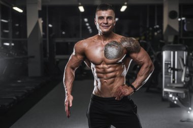Yakışıklı güçlü vücut geliştirmeci atletik erkek kasları egzersiz vücut geliştirme kavramı arka plan - kas vücut geliştirmeci yakışıklı erkekler spor salonu çıplak gövde kavramı spor ve diyet egzersiz yapıyor pompalama