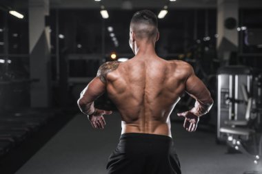 Yakışıklı güçlü vücut geliştirmeci atletik erkek kasları egzersiz vücut geliştirme kavramı arka plan - kas vücut geliştirmeci yakışıklı erkekler spor salonu çıplak gövde kavramı spor ve diyet egzersiz yapıyor pompalama