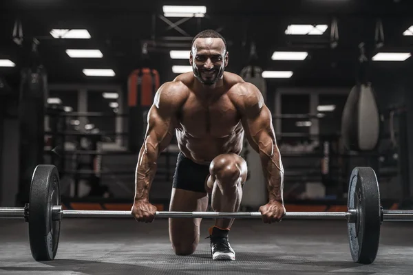 Βάναυση Ισχυρή Bodybuilder Αθλητικός Άνδρας Άντλησης Μέχρι Τους Μυς Προπόνηση — Φωτογραφία Αρχείου