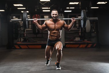 Acımasız güçlü vücut geliştirmeci atletik erkek kasları egzersiz vücut geliştirme kavramı arka plan - kas vücut geliştirmeci yakışıklı erkekler spor salonu çıplak gövde kavramı spor ve diyet egzersiz yapıyor pompalama