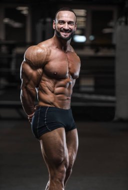 Acımasız güçlü vücut geliştirmeci atletik erkek kasları egzersiz vücut geliştirme kavramı arka plan - kas vücut geliştirmeci yakışıklı erkekler spor salonu çıplak gövde kavramı spor ve diyet egzersiz yapıyor pompalama