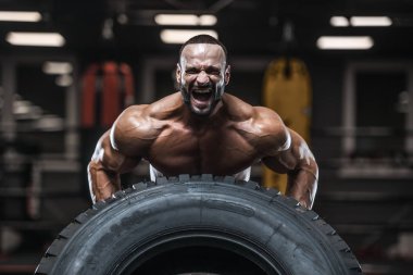 Acımasız güçlü vücut geliştirmeci atletik erkek kasları egzersiz vücut geliştirme kavramı arka plan - kas vücut geliştirmeci yakışıklı erkekler spor salonu çıplak gövde kavramı spor ve diyet egzersiz yapıyor pompalama