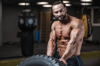 Acımasız güçlü vücut geliştirmeci atletik erkek kasları egzersiz vücut geliştirme kavramı arka plan - kas vücut geliştirmeci yakışıklı erkekler spor salonu çıplak gövde kavramı spor ve diyet egzersiz yapıyor pompalama