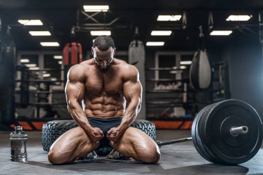 Acımasız güçlü vücut geliştirmeci atletik erkek kasları egzersiz vücut geliştirme kavramı arka plan - kas vücut geliştirmeci yakışıklı erkekler spor salonu çıplak gövde kavramı spor ve diyet egzersiz yapıyor pompalama