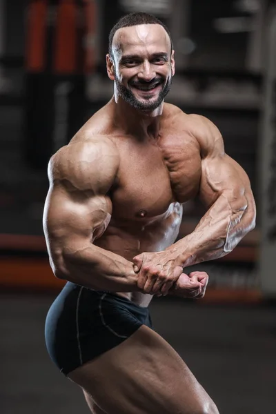 Brutal Fort Bodybuilder Homme Athlétique Pompage Vers Haut Muscles Entraînement — Photo