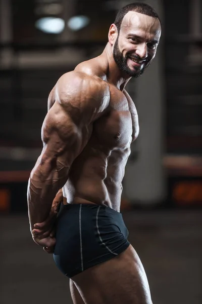 Brutale Sterke Bodybuilder Atletische Man Oppompen Van Spieren Training Bodybuilding — Stockfoto