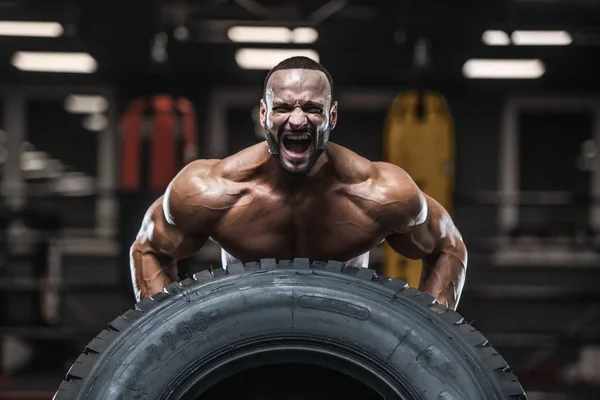 Brutal Forte Fisiculturista Atlético Homem Bombeamento Até Músculos Treino Musculação — Fotografia de Stock