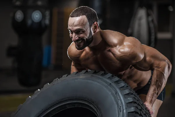 Brutal Forte Fisiculturista Atlético Homem Bombeamento Até Músculos Treino Musculação — Fotografia de Stock