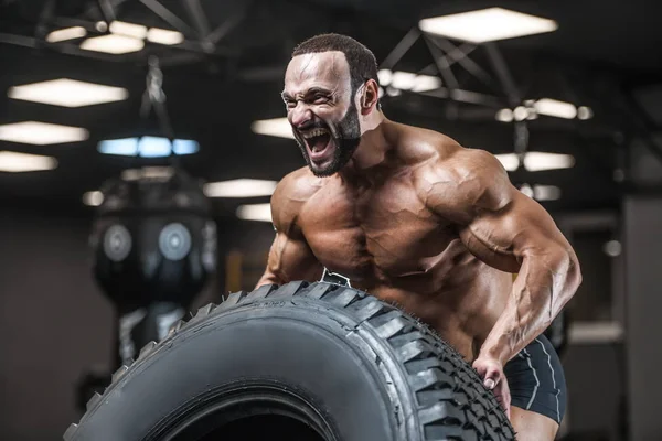 Brutal Forte Fisiculturista Atlético Homem Bombeamento Até Músculos Treino Musculação — Fotografia de Stock