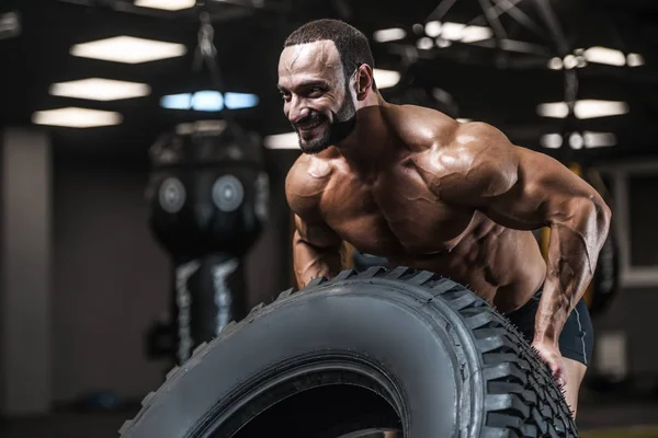 Brutal Forte Fisiculturista Atlético Homem Bombeamento Até Músculos Treino Musculação — Fotografia de Stock