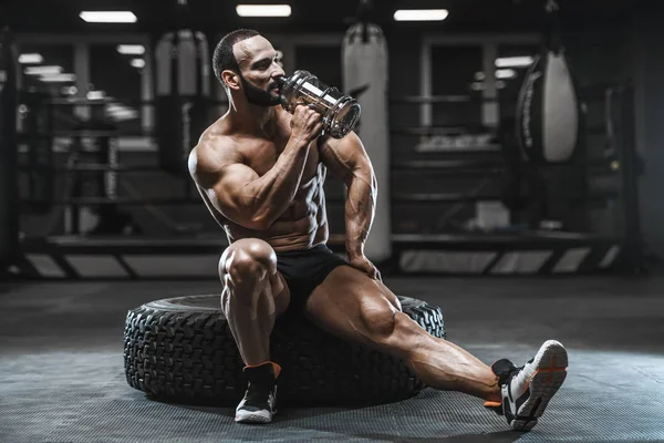 Brutale Forte Bodybuilder Atletico Uomo Pompaggio Muscoli Allenamento Concetto Bodybuilding — Foto Stock