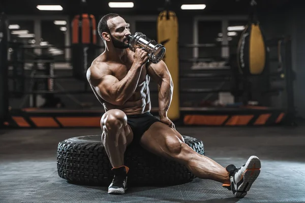 Βάναυση Ισχυρή Bodybuilder Αθλητικός Άνδρας Άντλησης Μέχρι Τους Μυς Προπόνηση — Φωτογραφία Αρχείου