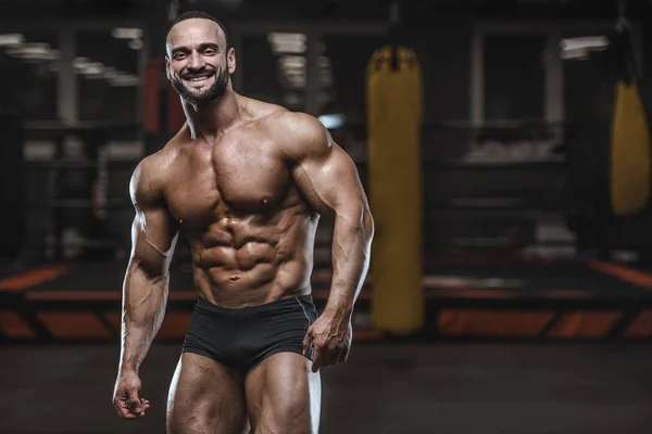 Brutale Forte Bodybuilder Atletico Uomo Pompaggio Muscoli Allenamento Concetto Bodybuilding — Foto Stock