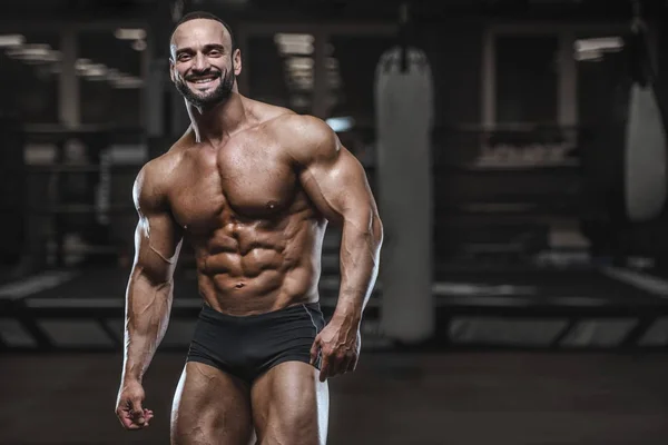 Brutale Forte Bodybuilder Atletico Uomo Pompaggio Muscoli Allenamento Concetto Bodybuilding — Foto Stock