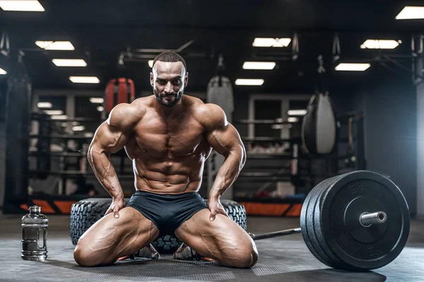 Brutale Forte Bodybuilder Atletico Uomo Pompaggio Muscoli Allenamento Concetto Bodybuilding — Foto Stock