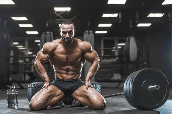 Brutale Forte Bodybuilder Atletico Uomo Pompaggio Muscoli Allenamento Concetto Bodybuilding — Foto Stock