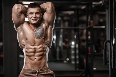 Yakışıklı güçlü vücut geliştirmeci atletik erkek kasları egzersiz vücut geliştirme kavramı arka plan - kas vücut geliştirmeci yakışıklı erkekler spor salonu çıplak gövde kavramı spor ve diyet egzersiz yapıyor pompalama