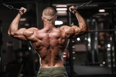 Yakışıklı güçlü vücut geliştirmeci atletik erkek kasları egzersiz vücut geliştirme kavramı arka plan - kas vücut geliştirmeci yakışıklı erkekler spor salonu çıplak gövde kavramı spor ve diyet egzersiz yapıyor pompalama