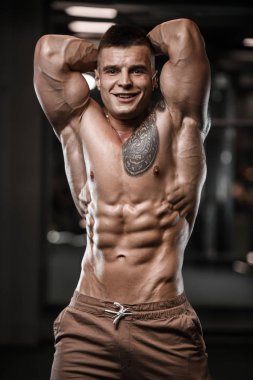 Yakışıklı güçlü vücut geliştirmeci atletik erkek kasları egzersiz vücut geliştirme kavramı arka plan - kas vücut geliştirmeci yakışıklı erkekler spor salonu çıplak gövde kavramı spor ve diyet egzersiz yapıyor pompalama