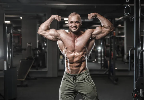 Stilig Stark Bodybuilder Atletisk Man Pumpa Upp Muskler Träning Bodybuilding — Stockfoto