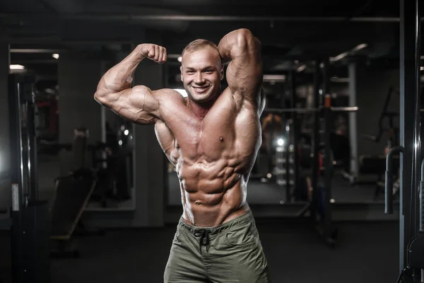 Knappe Sterke Bodybuilder Atletische Man Oppompen Van Spieren Training Bodybuilding — Stockfoto