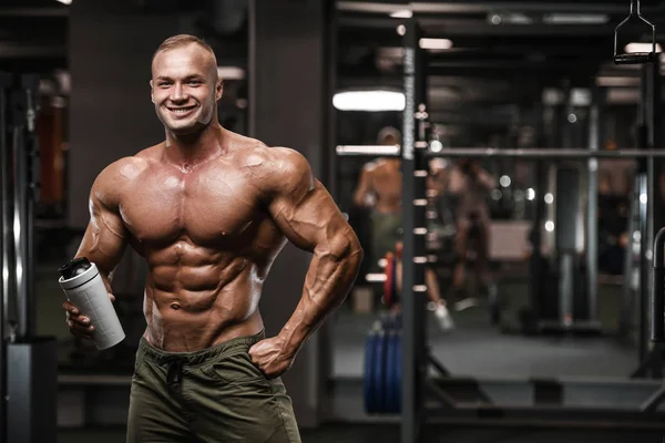 Knappe Sterke Bodybuilder Atletische Man Oppompen Van Spieren Training Bodybuilding — Stockfoto