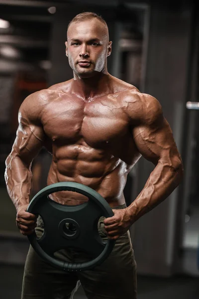 英俊强壮健美运动男子抽肌肉锻炼健美概念背景 肌肉健美英俊的男子在健身房裸躯干运动和饮食概念锻炼 — 图库照片