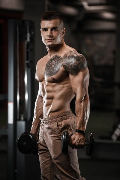 Beau Bodybuilder Fort Homme Athlétique Pompage Vers Haut Muscles Séance — Photo