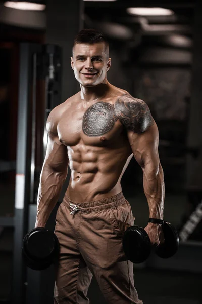 Beau Bodybuilder Fort Homme Athlétique Pompage Vers Haut Muscles Séance — Photo