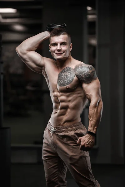 Beau Bodybuilder Fort Homme Athlétique Pompage Vers Haut Muscles Séance — Photo