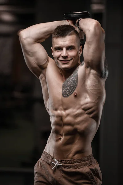 Schöner Starker Bodybuilder Athletischer Mann Der Muskeln Hochpumpt Workout Bodybuilding — Stockfoto