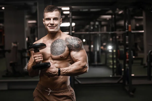 Yakışıklı Güçlü Vücut Geliştirmeci Atletik Erkek Kasları Egzersiz Vücut Geliştirme — Stok fotoğraf