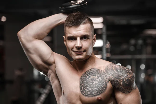 Schöner Starker Bodybuilder Athletischer Mann Der Muskeln Hochpumpt Workout Bodybuilding — Stockfoto