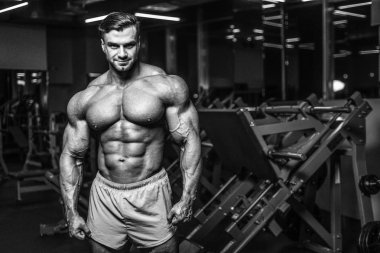 Yakışıklı genç uygun kas beyaz adam kilo kas, pozlar, pompalama spor modeli görünüm egzersiz eğitim su fitness ve vücut geliştirme spor beslenme kavramı içecekler