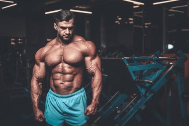Yakışıklı genç uygun kas beyaz adam kilo kas, pozlar, pompalama spor modeli görünüm egzersiz eğitim su fitness ve vücut geliştirme spor beslenme kavramı içecekler