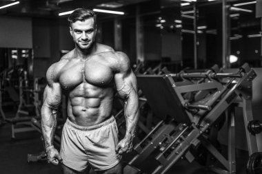 Yakışıklı genç uygun kas beyaz adam kilo kas, pozlar, pompalama spor modeli görünüm egzersiz eğitim su fitness ve vücut geliştirme spor beslenme kavramı içecekler