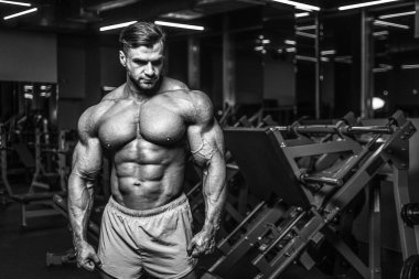 Yakışıklı genç uygun kas beyaz adam kilo kas, pozlar, pompalama spor modeli görünüm egzersiz eğitim su fitness ve vücut geliştirme spor beslenme kavramı içecekler