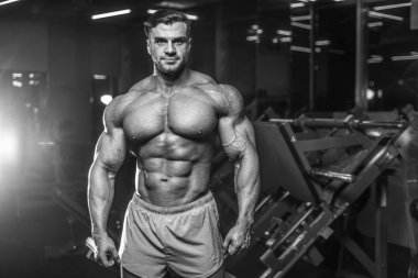 Yakışıklı genç uygun kas beyaz adam kilo kas, pozlar, pompalama spor modeli görünüm egzersiz eğitim su fitness ve vücut geliştirme spor beslenme kavramı içecekler