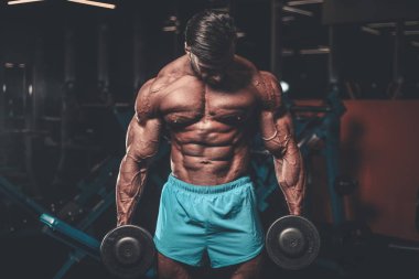 Yakışıklı genç uygun kas beyaz adam kilo kas, pozlar, pompalama spor modeli görünüm egzersiz eğitim su fitness ve vücut geliştirme spor beslenme kavramı içecekler