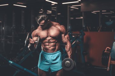 Yakışıklı genç uygun kas beyaz adam kilo kas, pozlar, pompalama spor modeli görünüm egzersiz eğitim su fitness ve vücut geliştirme spor beslenme kavramı içecekler