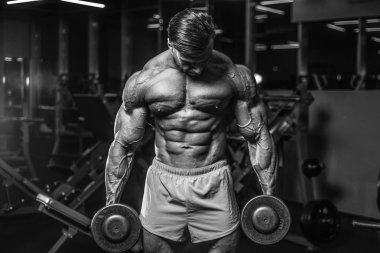 Yakışıklı genç uygun kas beyaz adam kilo kas, pozlar, pompalama spor modeli görünüm egzersiz eğitim su fitness ve vücut geliştirme spor beslenme kavramı içecekler