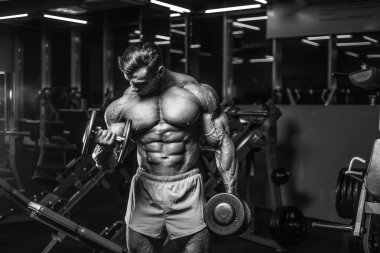 Yakışıklı genç uygun kas beyaz adam kilo kas, pozlar, pompalama spor modeli görünüm egzersiz eğitim su fitness ve vücut geliştirme spor beslenme kavramı içecekler