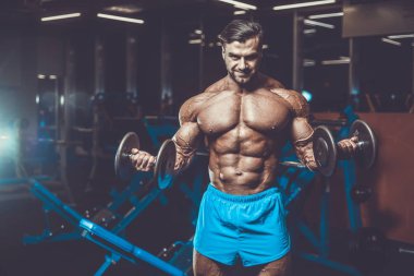 Yakışıklı genç uygun kas beyaz adam kilo kas, pozlar, pompalama spor modeli görünüm egzersiz eğitim su fitness ve vücut geliştirme spor beslenme kavramı içecekler