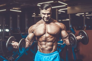 Yakışıklı genç uygun kas beyaz adam kilo kas, pozlar, pompalama spor modeli görünüm egzersiz eğitim su fitness ve vücut geliştirme spor beslenme kavramı içecekler