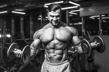 Yakışıklı genç uygun kas beyaz adam kilo kas, pozlar, pompalama spor modeli görünüm egzersiz eğitim su fitness ve vücut geliştirme spor beslenme kavramı içecekler