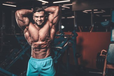 Yakışıklı genç uygun kas beyaz adam kilo kas, pozlar, pompalama spor modeli görünüm egzersiz eğitim su fitness ve vücut geliştirme spor beslenme kavramı içecekler
