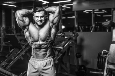 Yakışıklı genç uygun kas beyaz adam kilo kas, pozlar, pompalama spor modeli görünüm egzersiz eğitim su fitness ve vücut geliştirme spor beslenme kavramı içecekler