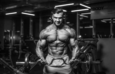 Yakışıklı genç uygun kas beyaz adam kilo kas, pozlar, pompalama spor modeli görünüm egzersiz eğitim su fitness ve vücut geliştirme spor beslenme kavramı içecekler