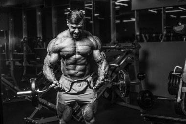 Yakışıklı genç uygun kas beyaz adam kilo kas, pozlar, pompalama spor modeli görünüm egzersiz eğitim su fitness ve vücut geliştirme spor beslenme kavramı içecekler